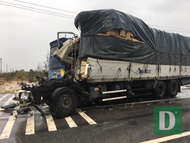 Xe tải va chạm xe container rồi đâm trực diện xe khách, 10 người bị thương - 2 Xe tải va chạm xe container rồi đâm trực diện xe khách, 10 người bị thương - 2