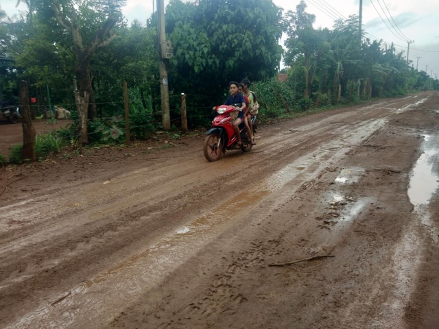 Con đường đất đỏ hành dân khốn khổ tại Gia Lai! - 2 Con đường đất đỏ hành dân khốn khổ tại Gia Lai! - 2