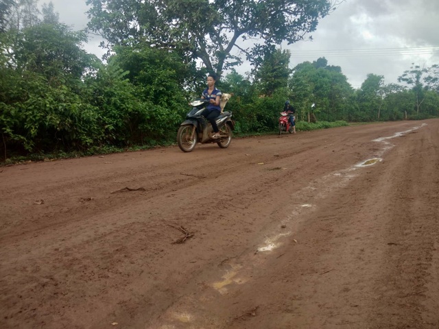 Con đường đất đỏ hành dân khốn khổ tại Gia Lai! - 3 Con đường đất đỏ hành dân khốn khổ tại Gia Lai! - 3