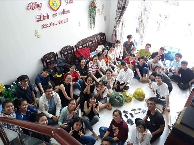Buổi họp lớp đặc biệt: Tịch thu điện thoại di động, chỉ ngồi chuyện trò bên nhau - 1 Buổi họp lớp đặc biệt: Tịch thu điện thoại di động, chỉ ngồi chuyện trò bên nhau - 1