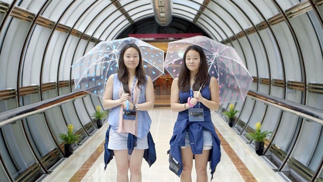 Hy hữu: Cô gái người Pháp tìm được chị em song sinh nhờ một đoạn video trên Youtube - 1 Hy hữu: Cô gái người Pháp tìm được chị em song sinh nhờ một đoạn video trên Youtube - 1