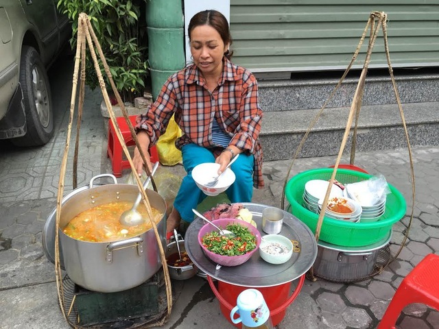 Những thứ kì lạ nhất được mua bán trên các gánh hàng rong - 2 Những thứ kì lạ nhất được mua bán trên các gánh hàng rong - 2
