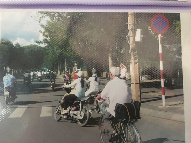 Cụ ông 89 tuổi gần 30 năm đạp xe đi viết thư thuê ở bưu điện Sài Gòn - 1 Cụ ông 89 tuổi gần 30 năm đạp xe đi viết thư thuê ở bưu điện Sài Gòn - 1