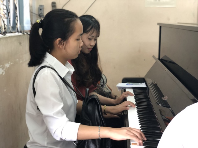 Sĩ tử lỉnh kỉnh hành trang trổ tài vào ngành Sư phạm Âm nhạc - 5 Sĩ tử lỉnh kỉnh hành trang trổ tài vào ngành Sư phạm Âm nhạc - 5