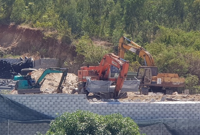 Khánh Hòa: Hoàn tất di tản dân, bức tường “khủng” sai phép đang được tháo - 5 Khánh Hòa: Hoàn tất di tản dân, bức tường “khủng” sai phép đang được tháo - 5