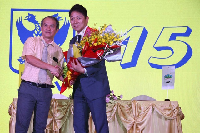 Bầu Đức: “Tiên phong đưa cầu thủ ra nước ngoài, HA Gia Lai sẵn sàng chịu gạch đá” - 1 Bầu Đức: “Tiên phong đưa cầu thủ ra nước ngoài, HA Gia Lai sẵn sàng chịu gạch đá” - 1