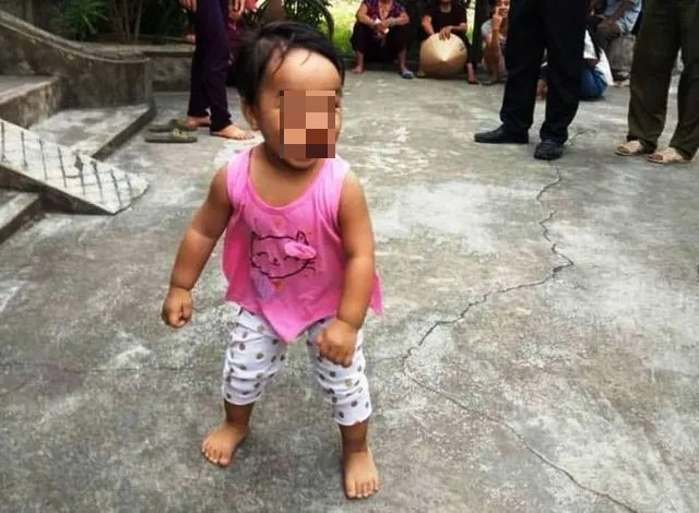 Nhiều người xin nhận nuôi bé gái bị mẹ bỏ rơi trong chùa - 2 Nhiều người xin nhận nuôi bé gái bị mẹ bỏ rơi trong chùa - 2