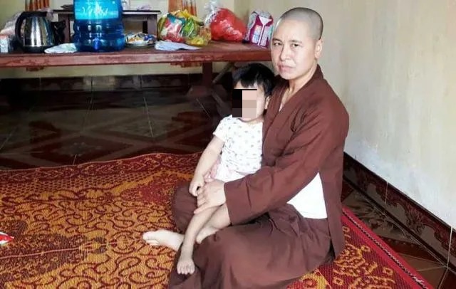 Nhiều người xin nhận nuôi bé gái bị mẹ bỏ rơi trong chùa - 1 Nhiều người xin nhận nuôi bé gái bị mẹ bỏ rơi trong chùa - 1