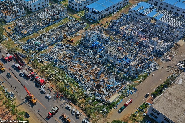 Thành phố Trung Quốc đổ nát như “ngày tận thế” sau khi vòi rồng càn quét - 1 Thành phố Trung Quốc đổ nát như “ngày tận thế” sau khi vòi rồng càn quét - 1