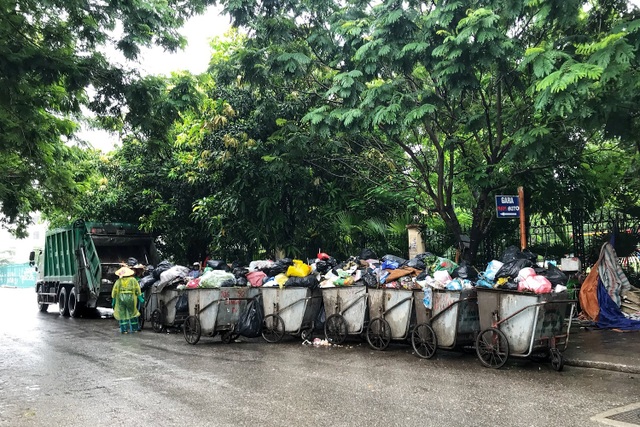 Hà Nội ngổn ngang rác thải sau sự cố bãi rác Nam Sơn bị chặn đường - 2 Hà Nội ngổn ngang rác thải sau sự cố bãi rác Nam Sơn bị chặn đường - 2
