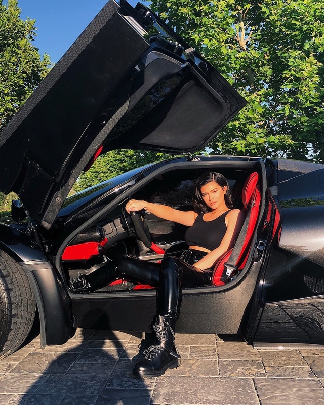 Dàn siêu xe ấn tượng của Kylie Jenner - 3 Dàn siêu xe ấn tượng của Kylie Jenner - 3
