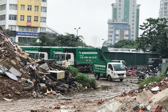 Hà Nội ngổn ngang rác thải sau sự cố bãi rác Nam Sơn bị chặn đường - 6 Hà Nội ngổn ngang rác thải sau sự cố bãi rác Nam Sơn bị chặn đường - 6