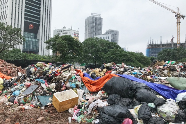 Hà Nội ngổn ngang rác thải sau sự cố bãi rác Nam Sơn bị chặn đường - 9 Hà Nội ngổn ngang rác thải sau sự cố bãi rác Nam Sơn bị chặn đường - 9