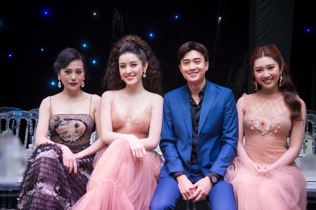 “Vũ Sở khanh” “Về nhà đi con” “hoa mắt” trước dàn Hoa hậu, Á hậu Việt Nam - 2 “Vũ Sở khanh” “Về nhà đi con” “hoa mắt” trước dàn Hoa hậu, Á hậu Việt Nam - 2