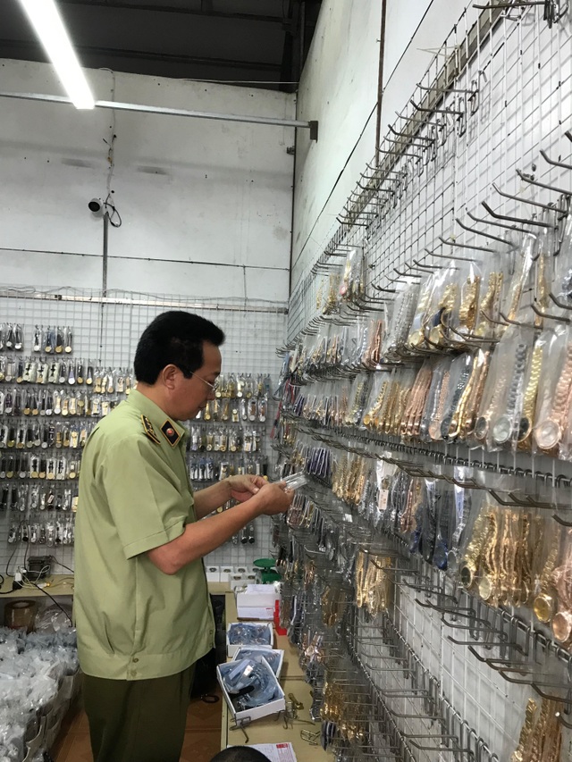 Đột nhập “thánh địa” hàng nhái nơi bán áo Dior 60 nghìn đồng - 2 Đột nhập “thánh địa” hàng nhái nơi bán áo Dior 60 nghìn đồng - 2