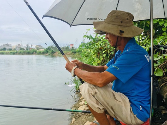 Giữa khu đô thị tiền tỉ, đàn ông Sài Gòn say sưa bắt cá - 6 Giữa khu đô thị tiền tỉ, đàn ông Sài Gòn say sưa bắt cá - 6