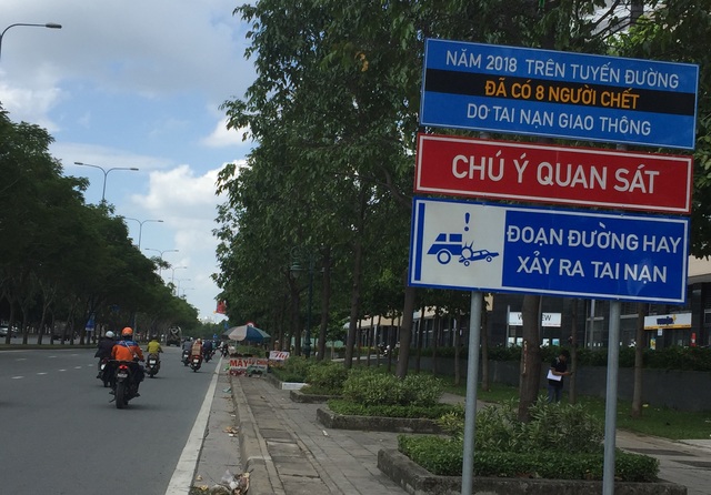 Biển cảnh báo tai nạn đầy ám ảnh trên đường về hầm vượt sông Sài Gòn - 1 Biển cảnh báo tai nạn đầy ám ảnh trên đường về hầm vượt sông Sài Gòn - 1