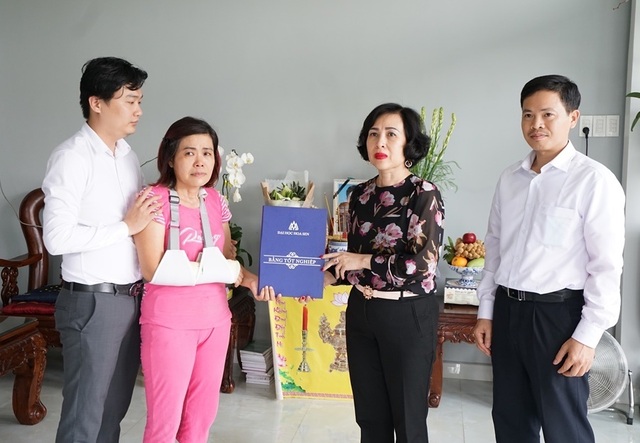 Mẹ tay bó bột, nghẹn ngào nhận bằng tốt nghiệp cho con vừa qua đời - 1 Mẹ tay bó bột, nghẹn ngào nhận bằng tốt nghiệp cho con vừa qua đời - 1