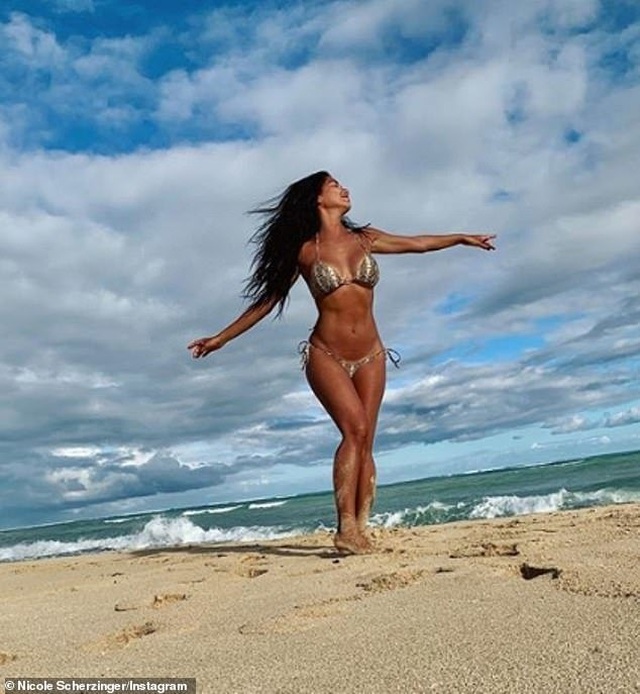 Nicole Scherzinger bốc lửa trên biển Hawaii - 3 Nicole Scherzinger bốc lửa trên biển Hawaii - 3