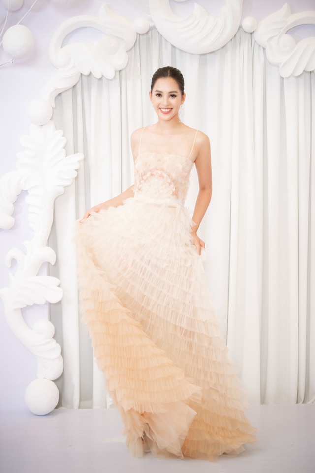 “Vũ Sở khanh” “Về nhà đi con” “hoa mắt” trước dàn Hoa hậu, Á hậu Việt Nam - 4 “Vũ Sở khanh” “Về nhà đi con” “hoa mắt” trước dàn Hoa hậu, Á hậu Việt Nam - 4