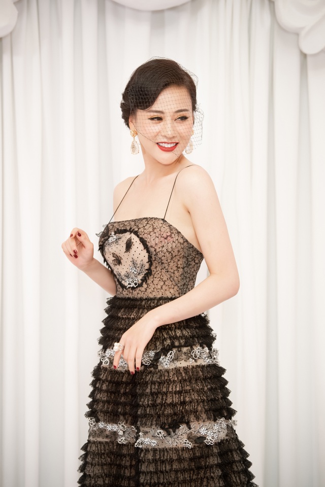 “Vũ Sở khanh” “Về nhà đi con” “hoa mắt” trước dàn Hoa hậu, Á hậu Việt Nam - 7 “Vũ Sở khanh” “Về nhà đi con” “hoa mắt” trước dàn Hoa hậu, Á hậu Việt Nam - 7
