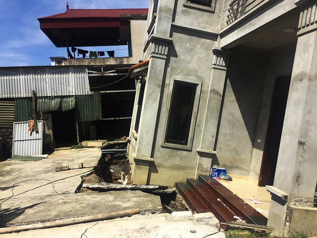 Cận cảnh ngôi nhà bất ngờ sụt xuống hố sâu 4m ở Hà Nội - 4 Cận cảnh ngôi nhà bất ngờ sụt xuống hố sâu 4m ở Hà Nội - 4