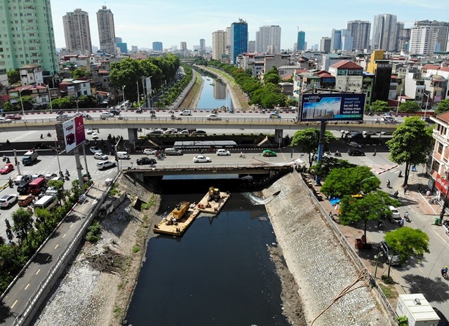Nữ công nhân môi trường đội nắng nóng nạo vét sông Tô Lịch - 1 Nữ công nhân môi trường đội nắng nóng nạo vét sông Tô Lịch - 1