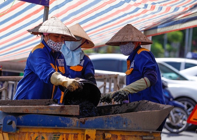 Nữ công nhân môi trường đội nắng nóng nạo vét sông Tô Lịch - 9 Nữ công nhân môi trường đội nắng nóng nạo vét sông Tô Lịch - 9
