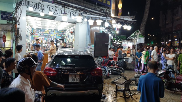 Ô tô lùa 5 xe máy vào cửa hàng, 6 người bị thương Ô tô lùa 5 xe máy vào cửa hàng, 6 người bị thương