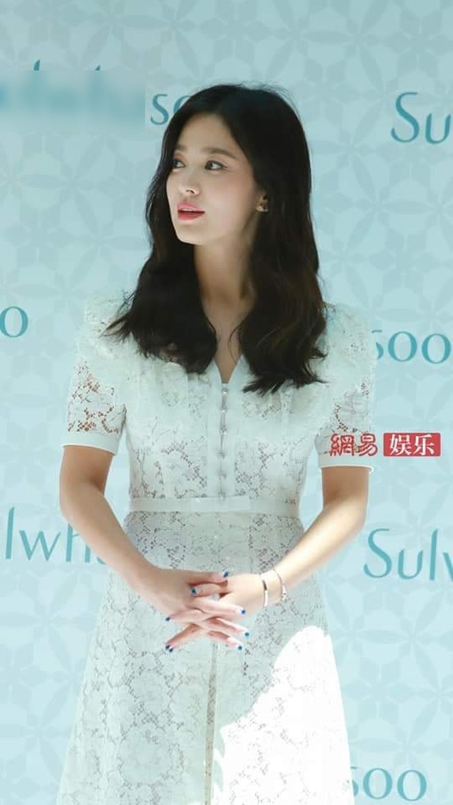 Song Hye Kyo xuất hiện lần đầu sau tuyên bố ly hôn - 2 Song Hye Kyo xuất hiện lần đầu sau tuyên bố ly hôn - 2