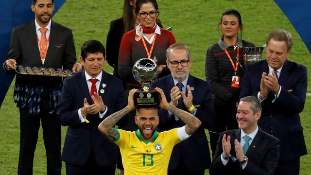 Dani Alves giành giải Cầu thủ xuất sắc nhất Copa America - 1 Dani Alves giành giải Cầu thủ xuất sắc nhất Copa America - 1