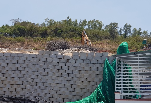 Khánh Hòa: Hoàn tất di tản dân, bức tường “khủng” sai phép đang được tháo - 2 Khánh Hòa: Hoàn tất di tản dân, bức tường “khủng” sai phép đang được tháo - 2