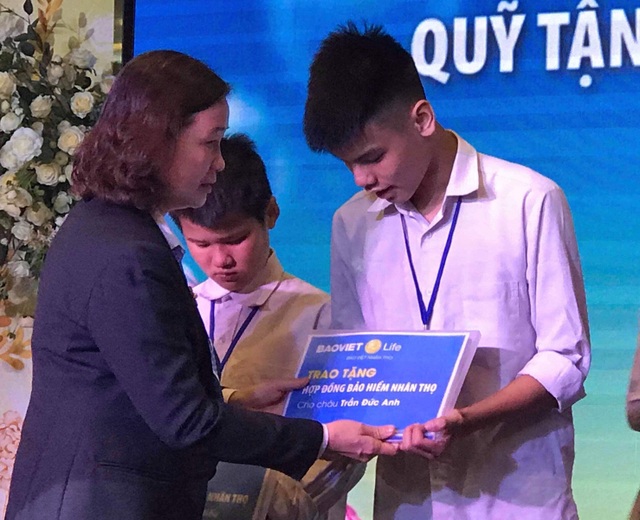 Con trai nữ lao công bị xe điên tông tử vong nhận 2 hợp đồng bảo hiểm của Bảo Việt Nhân Thọ - 1 Con trai nữ lao công bị xe điên tông tử vong nhận 2 hợp đồng bảo hiểm của Bảo Việt Nhân Thọ - 1