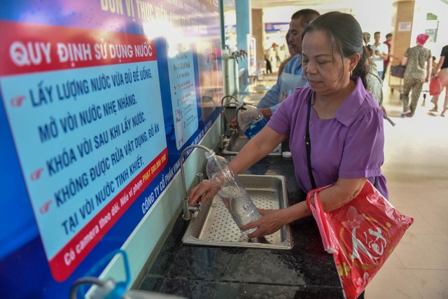 Sợ nắng nóng, người dân xếp hàng chờ khám bệnh từ 5h sáng - 15 Sợ nắng nóng, người dân xếp hàng chờ khám bệnh từ 5h sáng - 15