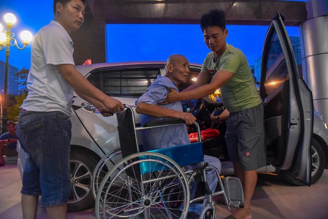 Sợ nắng nóng, người dân xếp hàng chờ khám bệnh từ 5h sáng - 7 Sợ nắng nóng, người dân xếp hàng chờ khám bệnh từ 5h sáng - 7