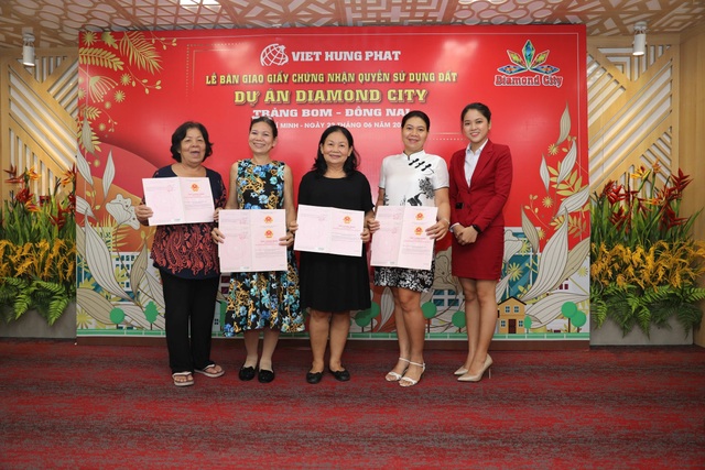 Việt Hưng Phát trao hàng trăm sổ hồng Dự án Diamond City - 2 Việt Hưng Phát trao hàng trăm sổ hồng Dự án Diamond City - 2
