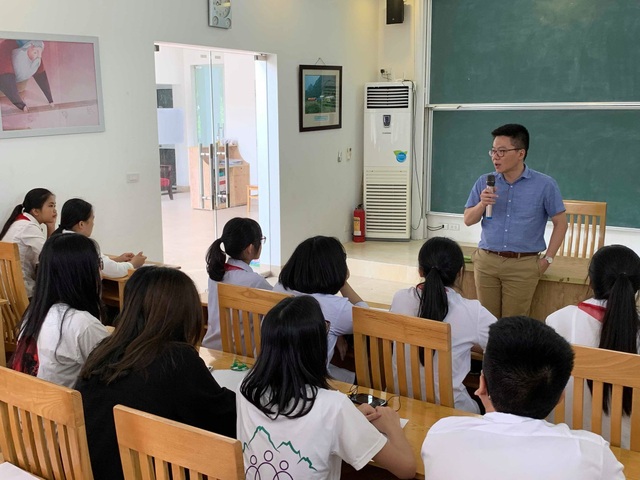 Giáo sư Ngô Bảo Châu dạy toán cho học sinh có hoàn cảnh khó khăn - 1 Giáo sư Ngô Bảo Châu dạy toán cho học sinh có hoàn cảnh khó khăn - 1