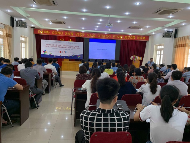 Giáo sư Ngô Bảo Châu dạy toán cho học sinh có hoàn cảnh khó khăn - 5 Giáo sư Ngô Bảo Châu dạy toán cho học sinh có hoàn cảnh khó khăn - 5
