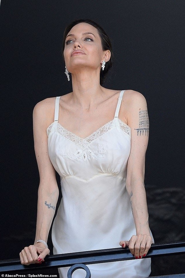 Angelina Jolie quyến rũ quay quảng cáo nước hoa - 1 Angelina Jolie quyến rũ quay quảng cáo nước hoa - 1