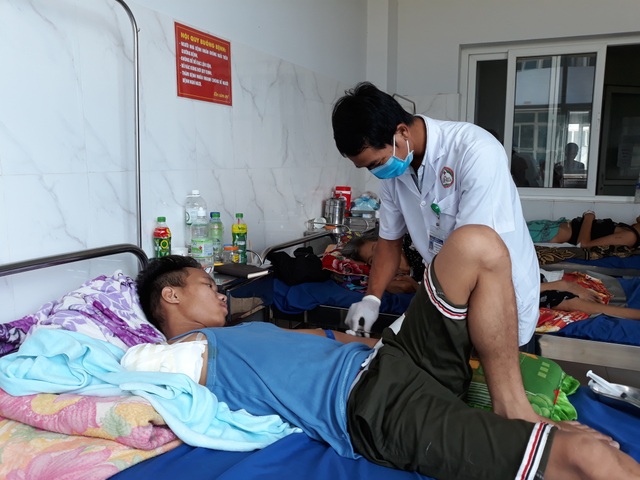 Nam thanh niên mất cả cánh tay vì dùng thuốc thầy lang trị vết thương rắn cắn - 1 Nam thanh niên mất cả cánh tay vì dùng thuốc thầy lang trị vết thương rắn cắn - 1