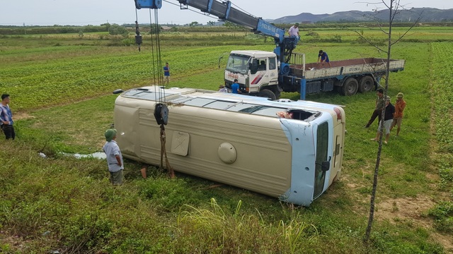 Xe chở công nhân lật xuống ruộng, ít nhất 10 người bị thương - 1 Xe chở công nhân lật xuống ruộng, ít nhất 10 người bị thương - 1