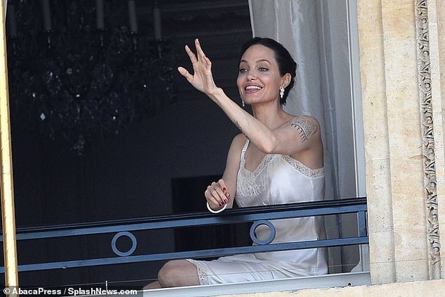 Angelina Jolie quyến rũ quay quảng cáo nước hoa - 3 Angelina Jolie quyến rũ quay quảng cáo nước hoa - 3