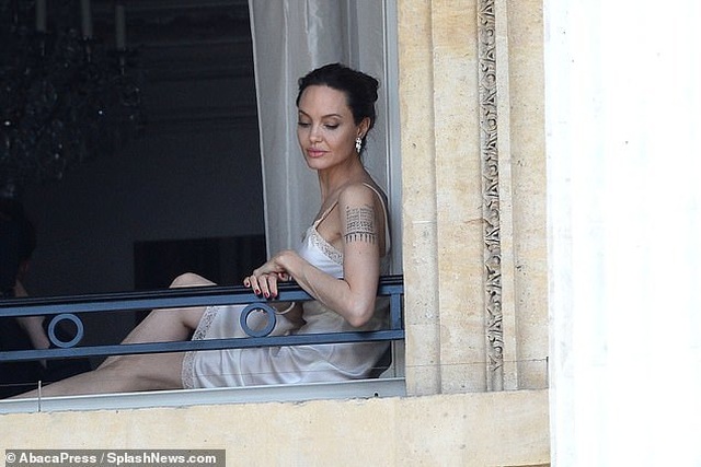 Angelina Jolie quyến rũ quay quảng cáo nước hoa - 6 Angelina Jolie quyến rũ quay quảng cáo nước hoa - 6