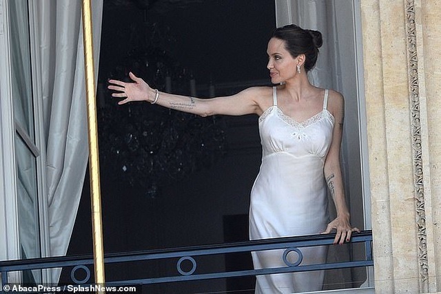 Angelina Jolie quyến rũ quay quảng cáo nước hoa - 4 Angelina Jolie quyến rũ quay quảng cáo nước hoa - 4