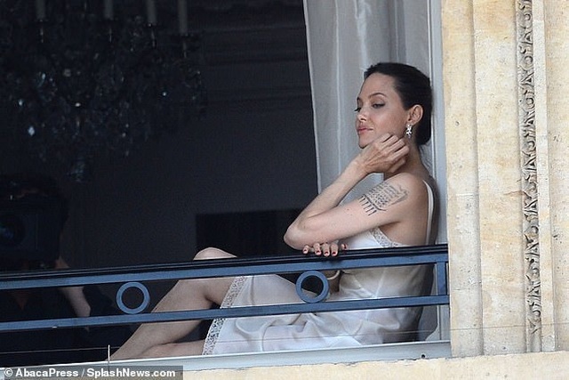 Angelina Jolie quyến rũ quay quảng cáo nước hoa - 2 Angelina Jolie quyến rũ quay quảng cáo nước hoa - 2