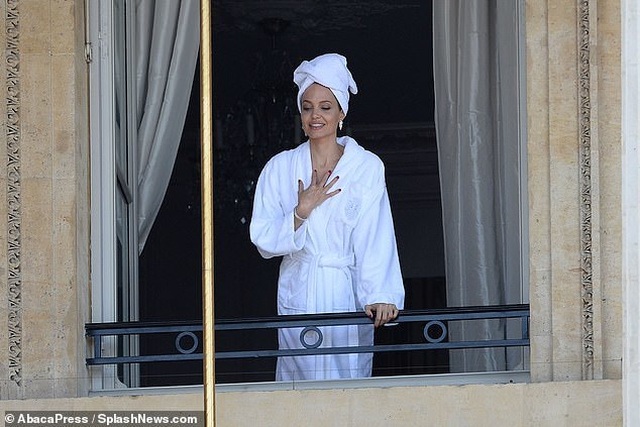 Angelina Jolie quyến rũ quay quảng cáo nước hoa - 7 Angelina Jolie quyến rũ quay quảng cáo nước hoa - 7
