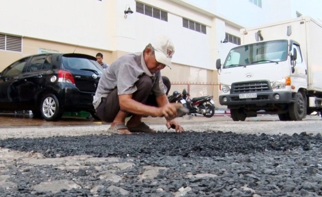 An Giang khen thưởng đột xuất ông lão 6 năm vá đường không công - 2 An Giang khen thưởng đột xuất ông lão 6 năm vá đường không công - 2