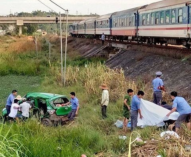 Taxi bị tàu tông bay xuống ruộng, 5 người thương vong - 1