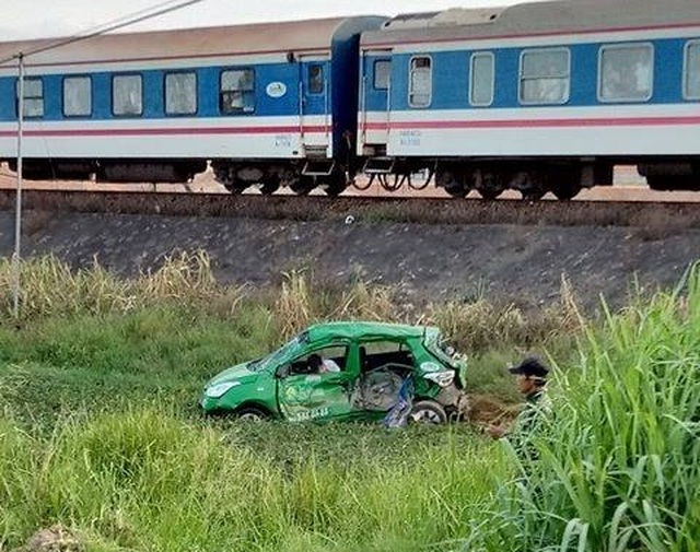 Taxi bị tàu tông bay xuống ruộng, 5 người thương vong - 2