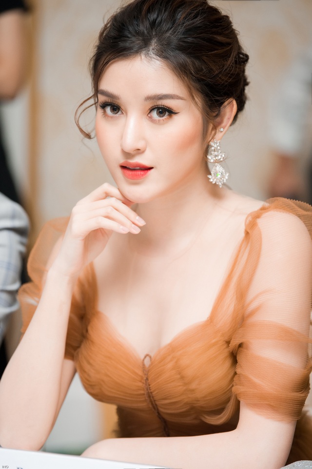 Huyền My nói về tin đồn giàu sụ, không ngại mua đồ hiệu tiền tỷ - 4 Huyền My nói về tin đồn giàu sụ, không ngại mua đồ hiệu tiền tỷ - 4